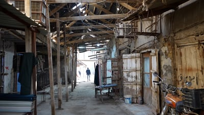 القرنة أمان.. أبواب دكاكين القيصرية خشبية منذ 100 عام