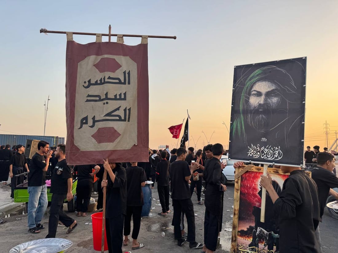 صور: الآلاف يحيون “يوم الدفن” بمسيرة نحو مسجد خطوة الإمام علي في الزبير 