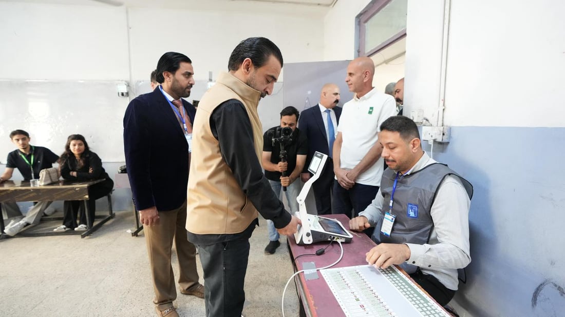 صور: الحلبوسي يصطحب زوجته إلى مركز الاقتراع للمشاركة بالانتخابات