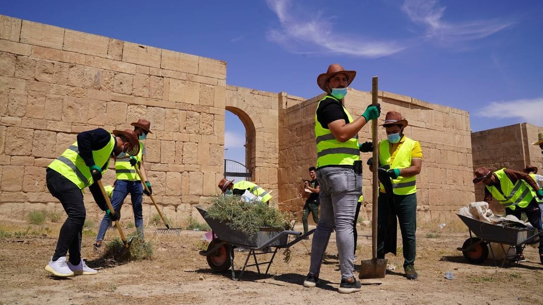 صور: شبان الموصل ينيرون مملكة الحضر ويكنسون شوارعها.. “ننتظر السياح”