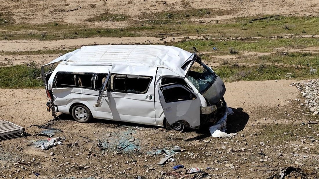 12 مصاباً بانقلاب “باص” جنوبي كركوك.. غالبيتهم نساء وأطفال (صور)