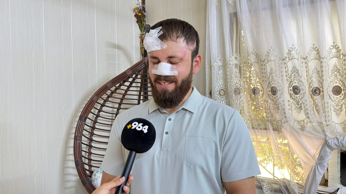 لوتەکە بە ناوچەوانییەوە چێندراوە؛ گەنجەکە باسى دەکات