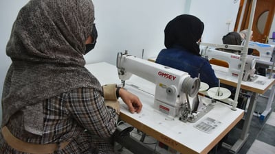 صور: دورات مجّانية في هيت لتمكين النساء وتطوير مهاراتهنّ بالخياطة