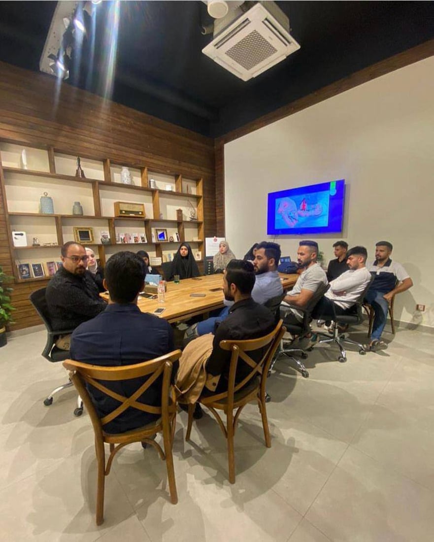 صور: شاب من العمارة يطوف على شباب كربلاء في المقاهي لتدريبهم على أصول الإدارة