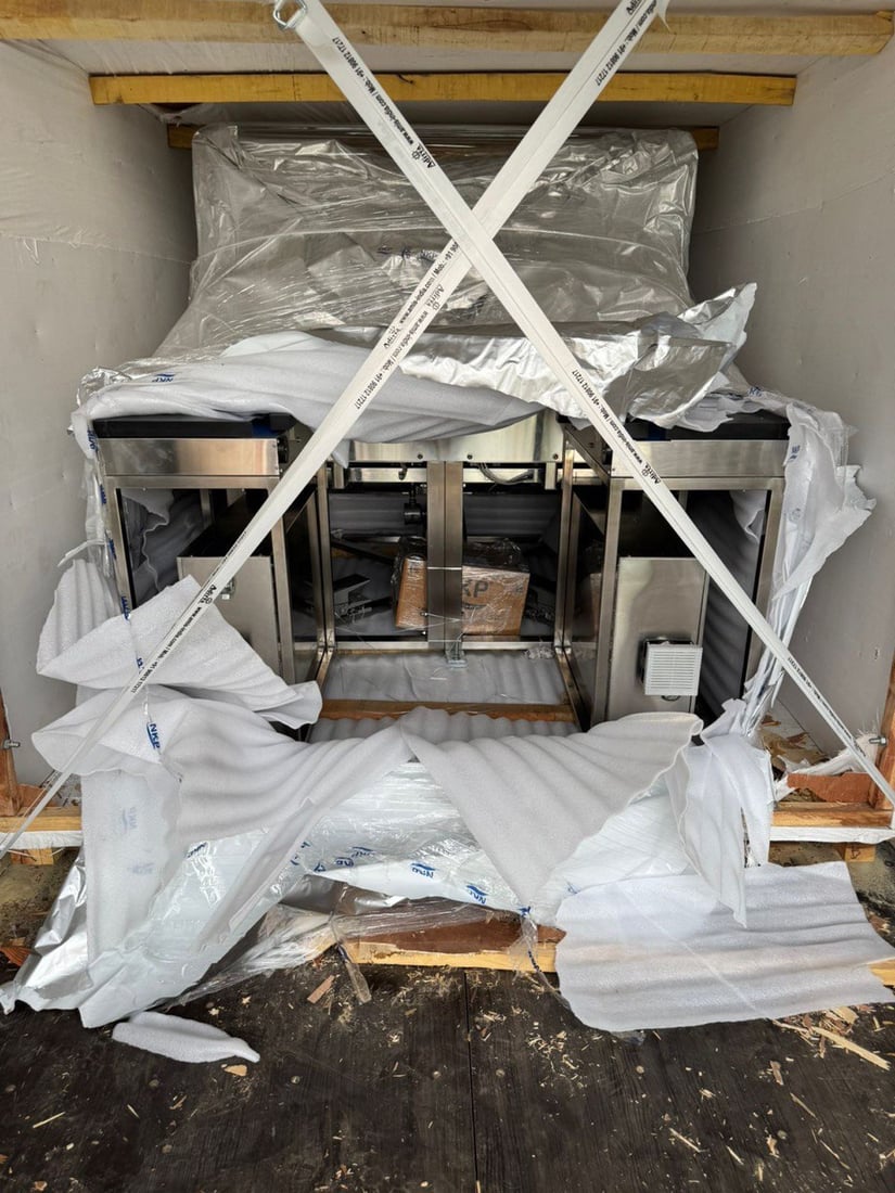 ضبط معدات معمل لإنتاج المستحضرات الطبية مخالف لشروط الاستيراد في أم قصر