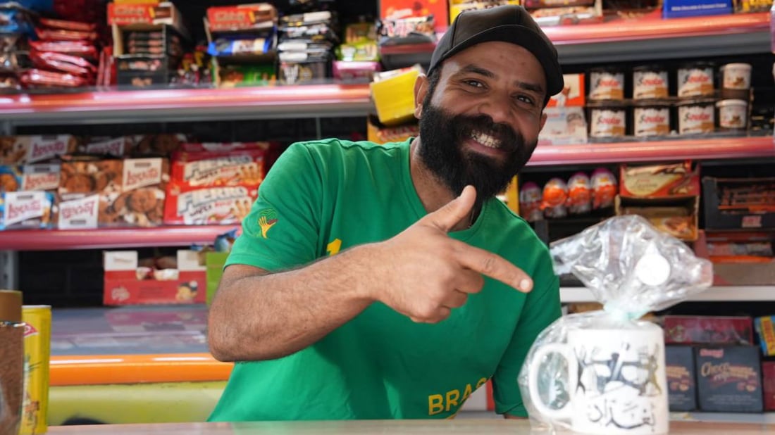 صور: بصراوي يعشق بغداد.. غيّر اسمه من أجلها وافتتح هذا الكشك المتنقل الرائع!