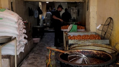 “اللكيمات” تحتاج القلي مرتين في أم البروم.. و”محيبس” رمضان يرفع الطلب