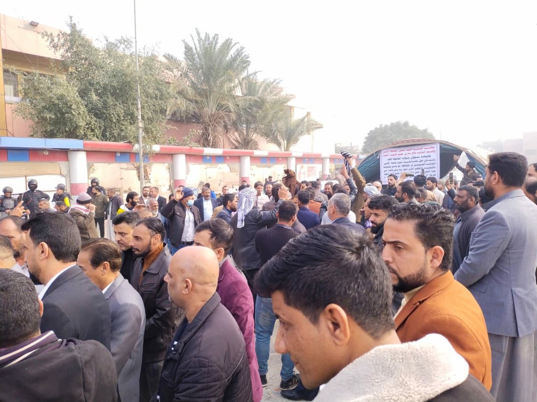 فيديو: موظفو العقود يغلقون دائرة صحة المثنى ويباشرون اعتصاماً أمامها