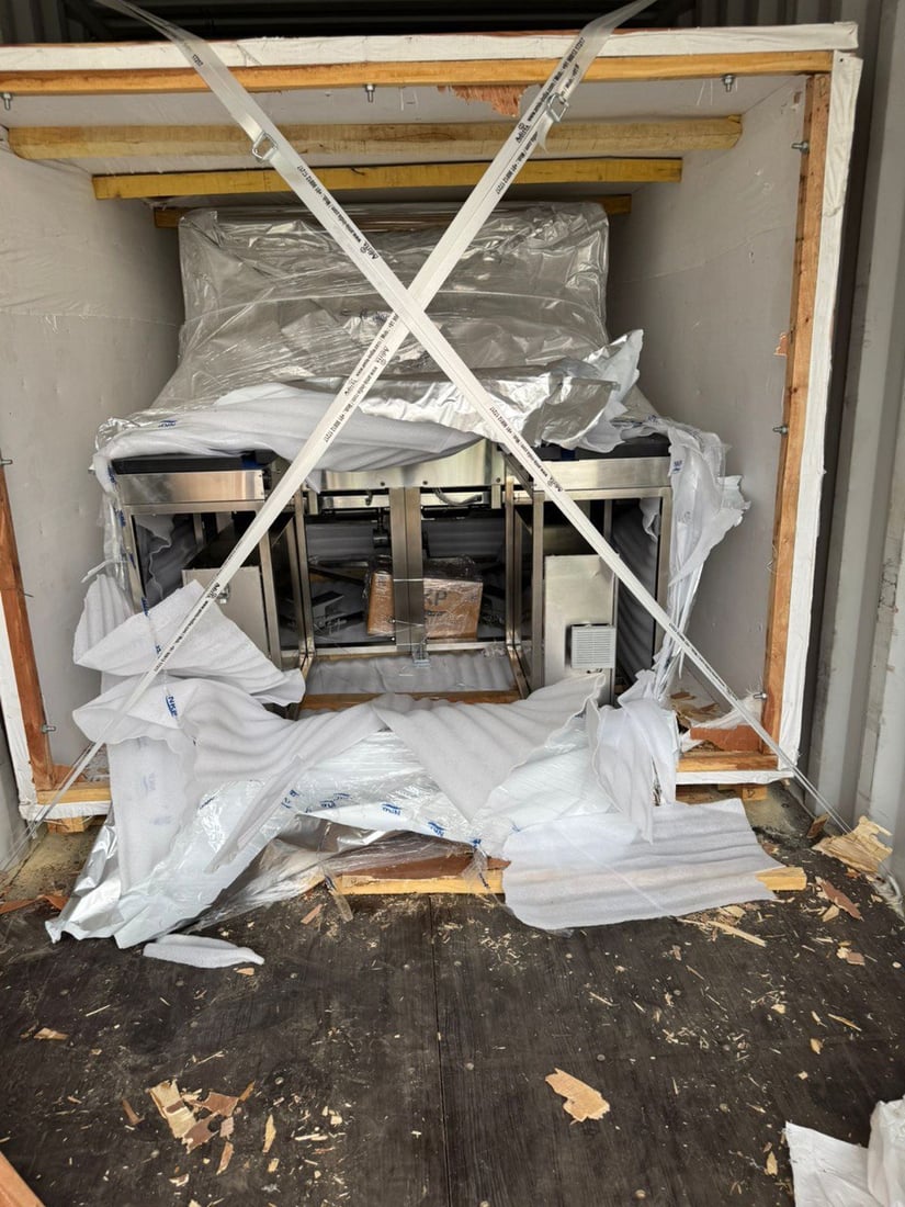 ضبط معدات معمل لإنتاج المستحضرات الطبية مخالف لشروط الاستيراد في أم قصر