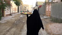إنها نفوس كريمة.. سيدات سوق الشيوخ مع الصواني على الرؤو