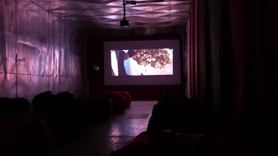 لە تووتن ترشاندنەوە بۆ سینەمای لاکۆڵان