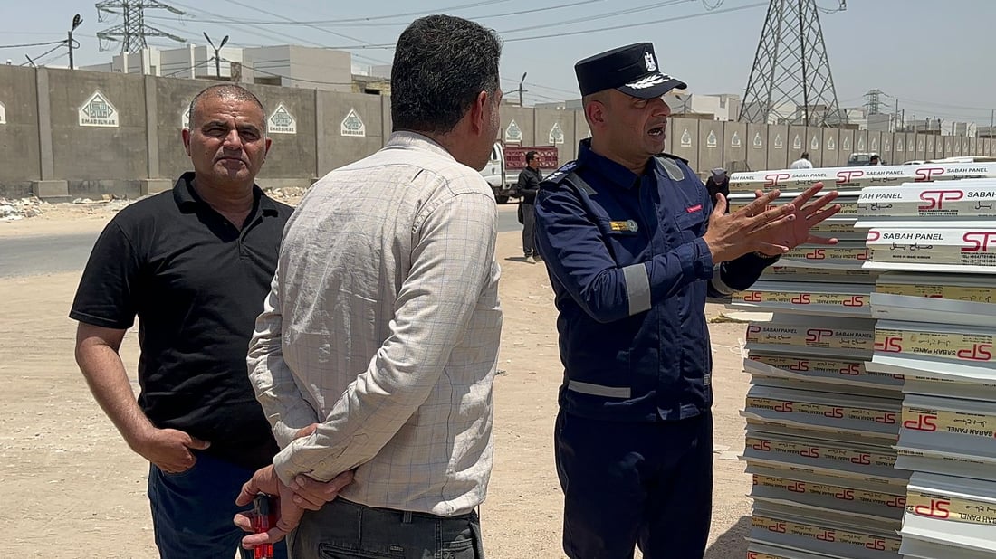 صور: اعتقال تجار في النجف يبيعون “سندويج بنل” ممنوع.. صودرت كميات كبيرة