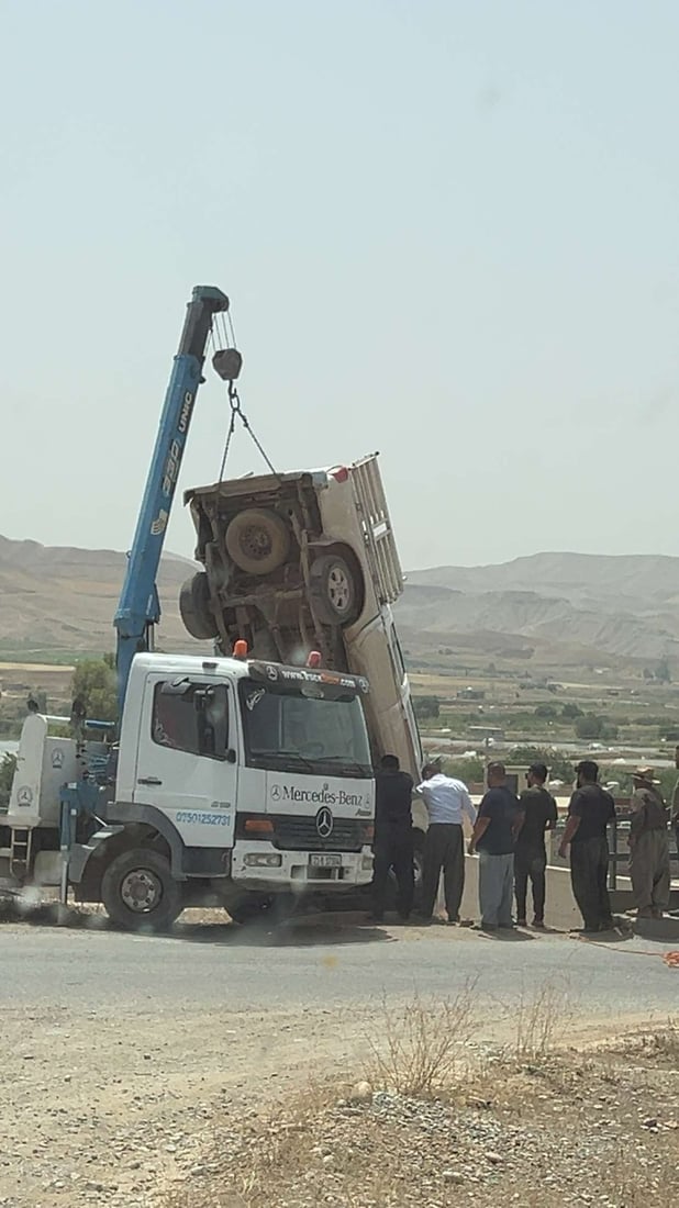 صور: بيك آب معلقة بالهواء.. السائق فقد السيطرة وسقط من جسر في طق طق