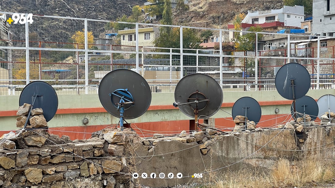 لە تەوێڵە 30 ماڵ بەهۆی دیوارێکەوە سەیری کەناڵە کوردییەکان دەکەن