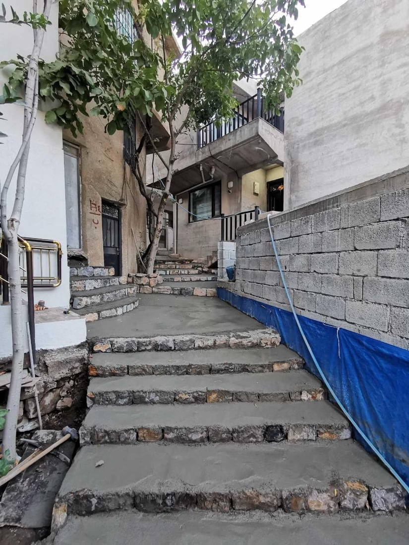 کارسازەکانی تەوێڵە بە بەرد هاتوچۆی کۆڵانەکان دروست دەکەن