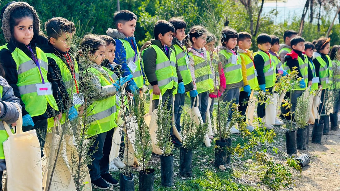 گەنجێک لە رۆژی لەدایکبوونی بە ئەندازەی ساڵەکانی تەمەنی نەمامی چاند