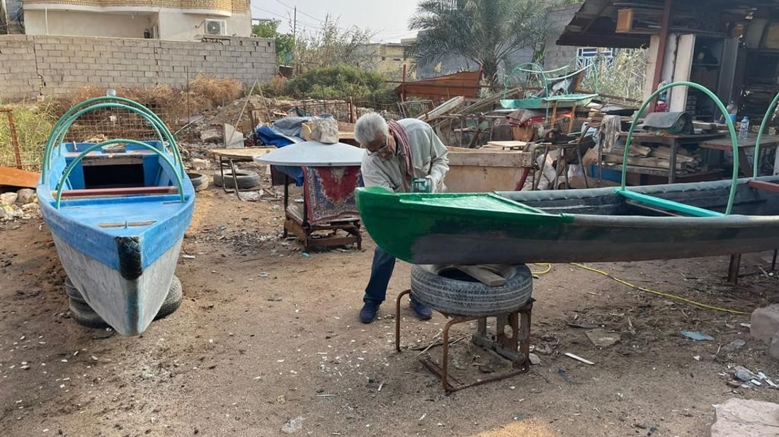 آخر صُناع القوارب شرق البصرة.. محبو الجولات النهرية يبقون صنعتنا على قيد الحياة