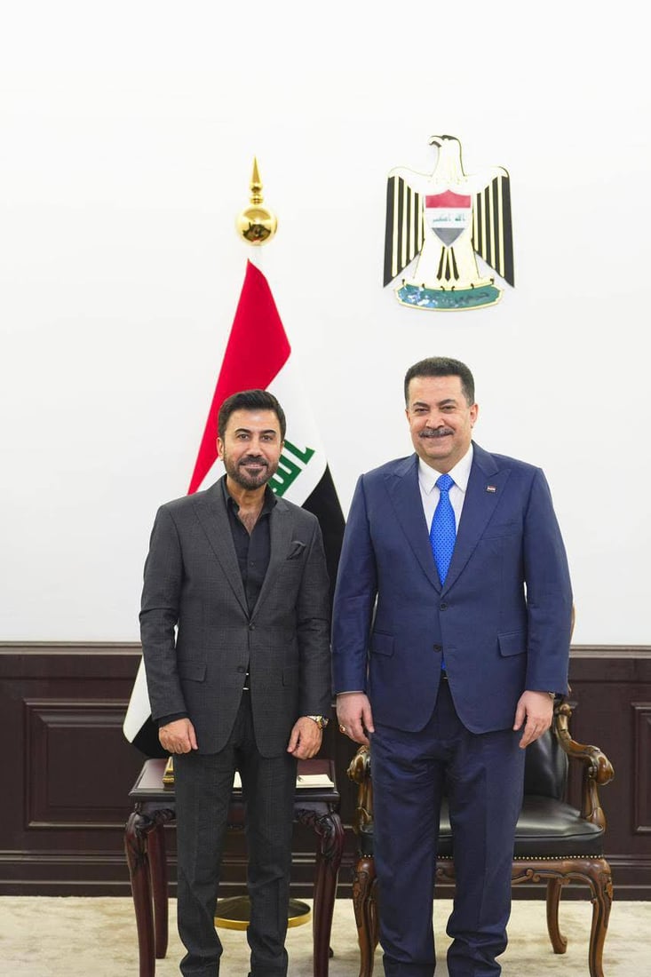 مهند محسن ومحمد عبدالجبار وعدد من الفنانين في مكتب السوداني