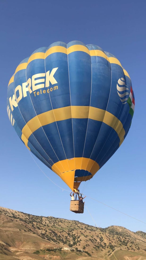 فيديو: 250 عراقياً يطيرون على جبل “هيبت سلطان” بالمناطيد والطائرات الشراعية