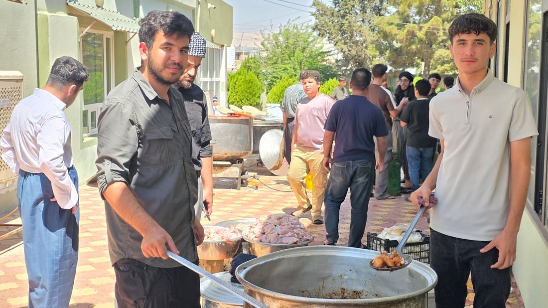 12 کاتژمێرە خواردن بۆ مەلود ئامادە دەکەن