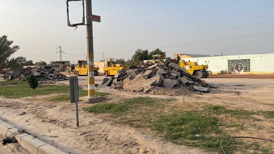 صور من طريق “يا علي”: أعمال البلدية بدأت في مدخل النجف بإزالة التبليط القديم