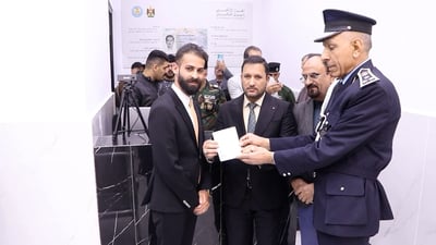 فيديو: الجواز الإلكتروني وصل الكوت.. العميد عامر تعهد بتسليمه خلال نصف ساعة فقط