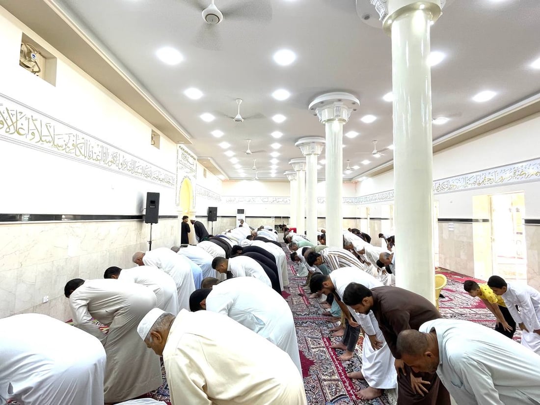 أول صلاة عيد بعد ترميم مسجد القرنة.. الإمام دعا إلى “التمسك بالمرجعية” (صور)