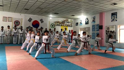 مدرسة تايكواندو “بحركة”: أسسها الكوريون وأحرزت الأول على العراق.. هكذا يتدربون