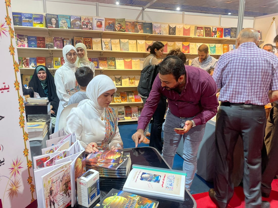 الحلاوية “نور يوسف” توقع روايتها الجديدة في معرض بغداد كإحدى أصغر المشاركين