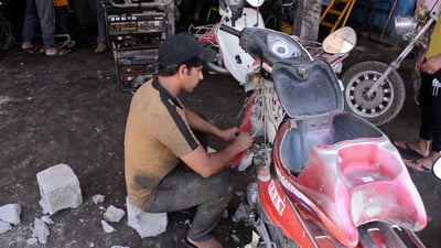فيديو: عباس ليس مصلح دراجات في بلد بل يدرب الشباب على الصنعة خلال العطلة الصيفية