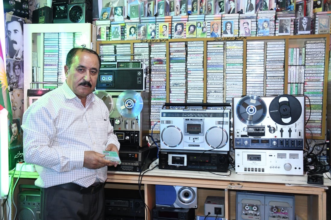 ژوورێکی ماڵەکەی کردووەتە شوێنی کۆکردنەوەی ئەرشیفی ھونەرمەندان