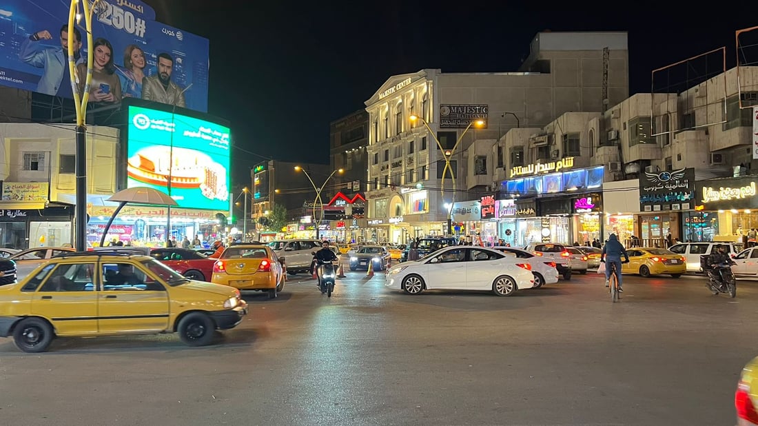 صور من ليل شارع الضباط في الأعظمية.. المرور يغلق ويفتح باحثاً عن حل للزحام