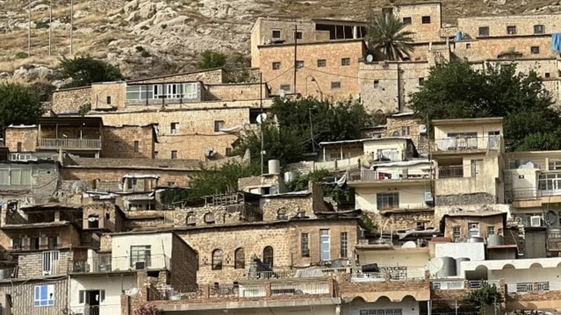 صخرية ومعرضة للانهيار.. لقطات ساحرة من عقرة لبيوت عمرها 1700 عام