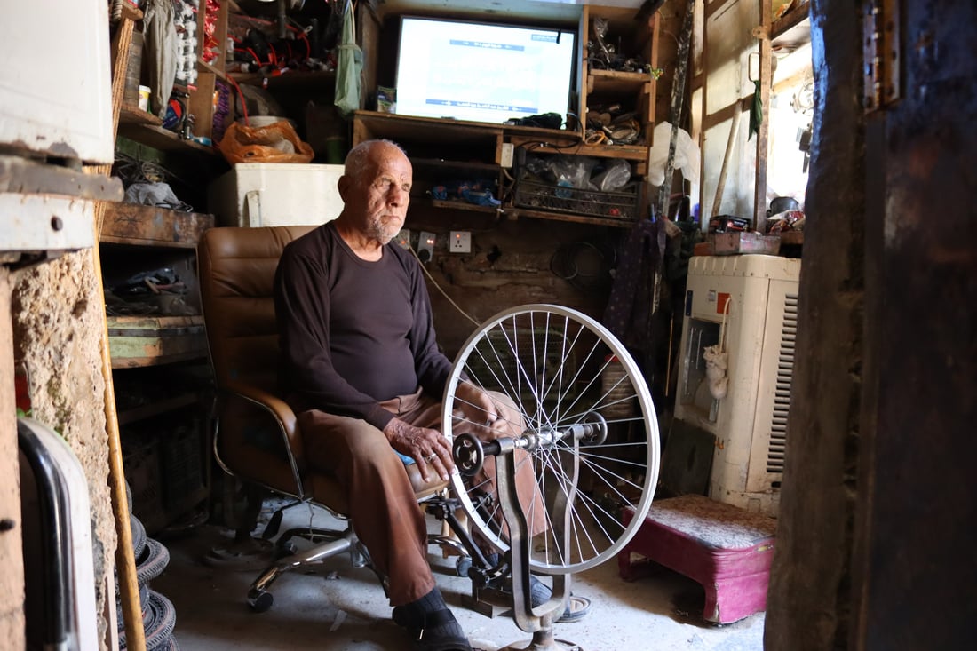 بغداد: العم “جاسم” يلهم الشبان أسرار تصليح “البايسكلات” وينعى نفسه (فيديو)