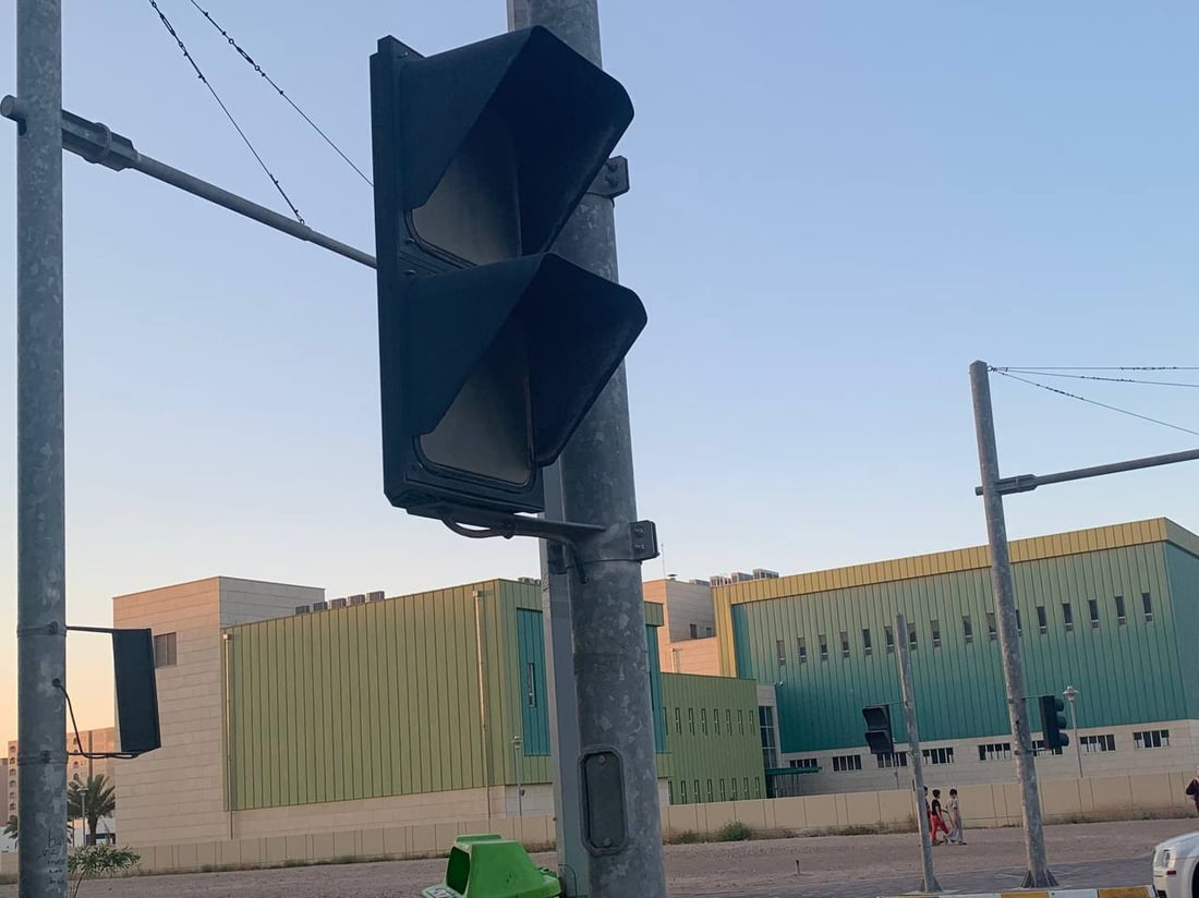 بسماية تزرع المطبات في طريق المتهورين.. “إشارات المرور لم تعمل منذ التأسيس”
