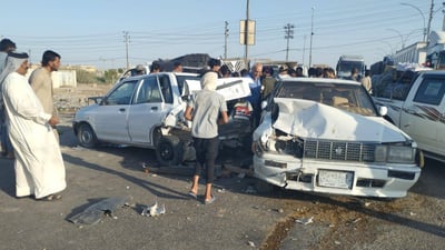 ذي قار: تصادم عنيف بين 3 سيارات في الغراف.. والإصابة متوسطة (صور)