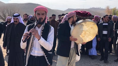 فيديو: بالناي والدفوف.. الإيزيديون يشيعون “شيخ شمو” في جبل سنجار