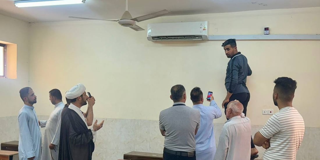حراك شمال البصرة يأخذ إجازة من الاحتجاج ويبدأ بتصليح “سبالت” المدارس (صور)