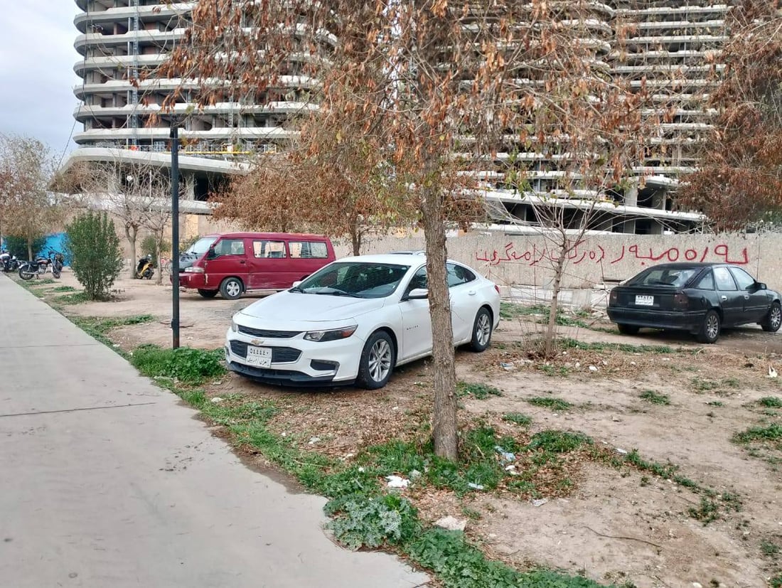 نەکەن ئۆتۆمبێل لەسەر سەوزایى و شۆستەکان رابگرن
