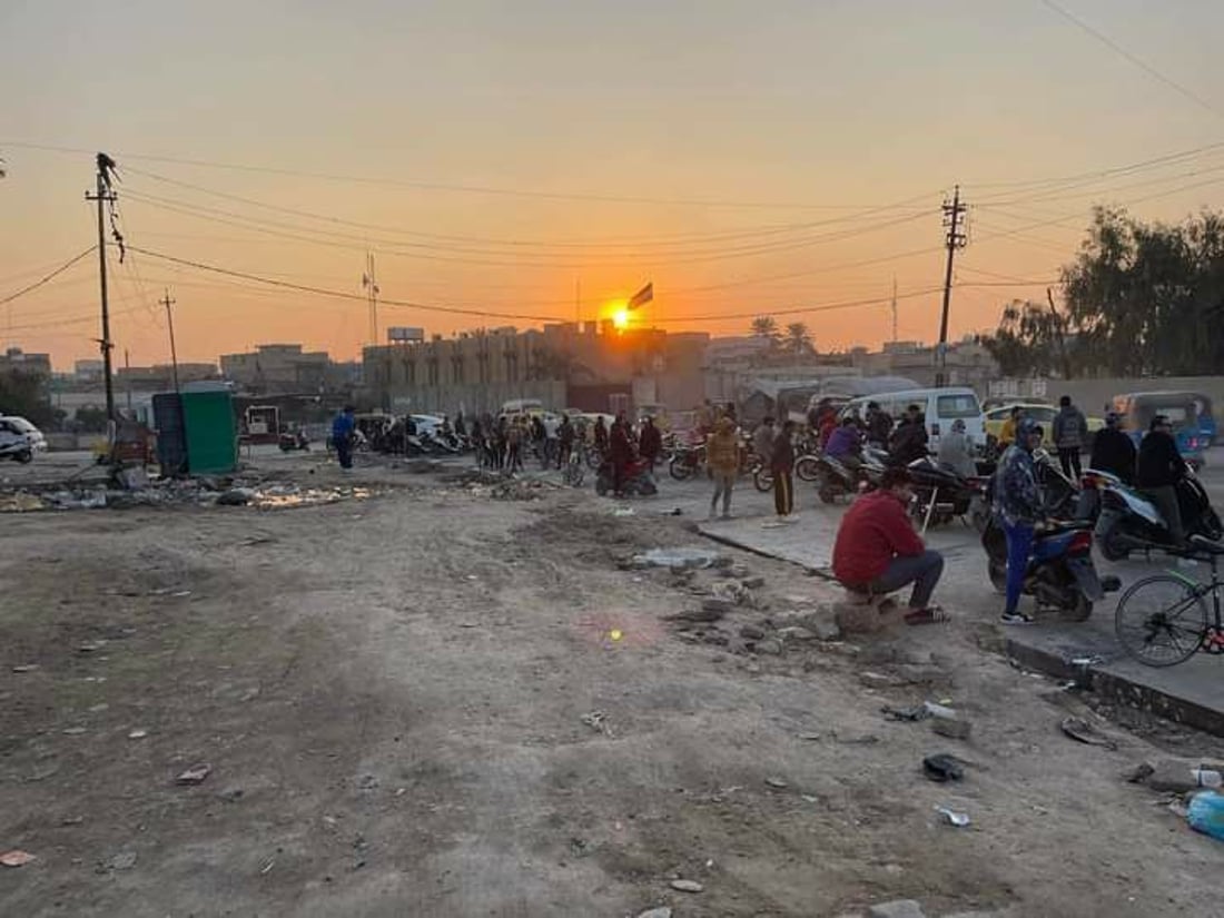 الشعلة: طريق المستشفى مقطوع بالدراجات.. طالبات يتعرضن لـ”مضايقة” (صور)