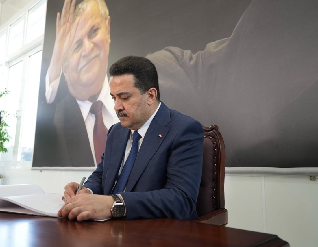 السوداني يزور ضريح الرئيس الراحل جلال طالباني في السليمانية (صور)