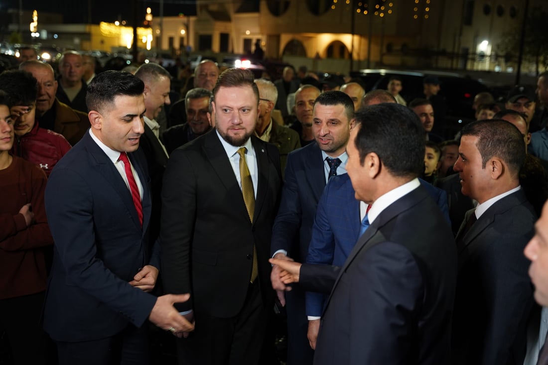 صور: صانع “كوشات الأعراس” أضاء الحمدانية بشجرة “كرسمس” ارتفاعها 14 متراً