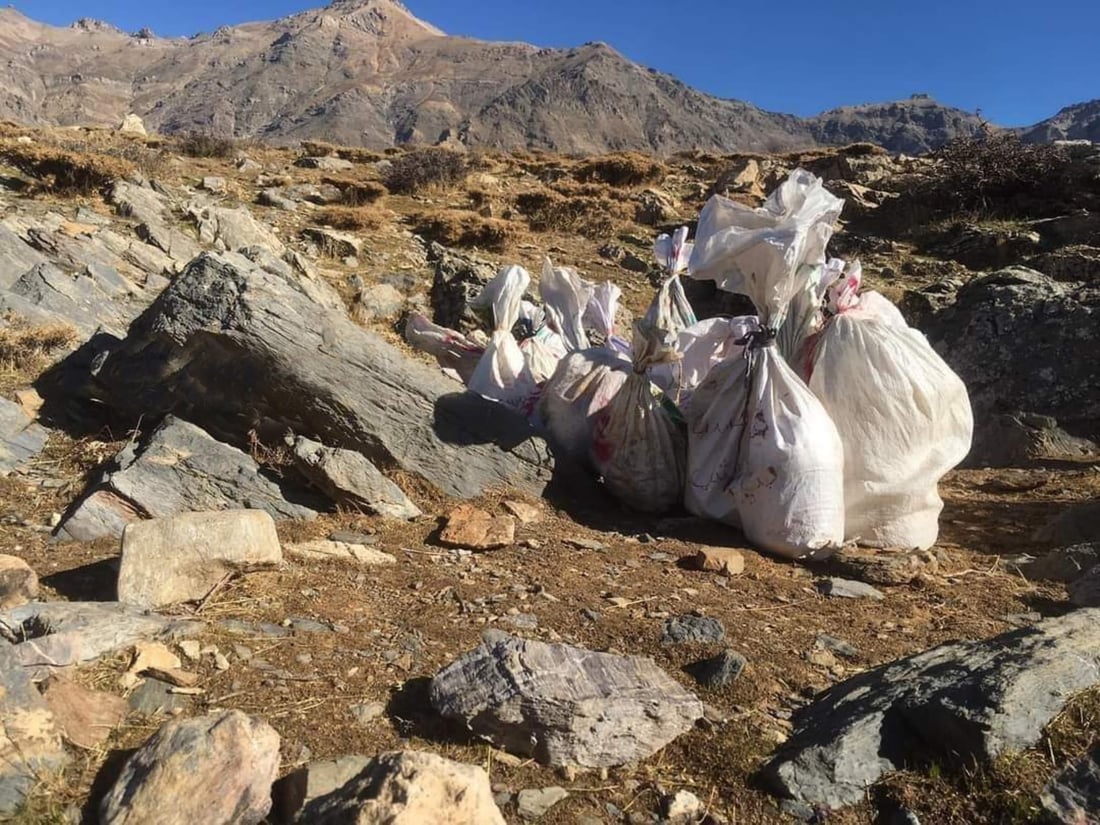 له ‌بنارى قه‌ندیل كاتى ده‌رهێنانى په‌نیره‌ له‌ كونه‌پێسته‌كان