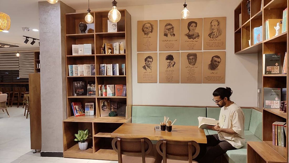 بنات روائي كبير في “مغامرة” وسط الكرخ.. “أطراس” مكتبة وأكثر (صور)