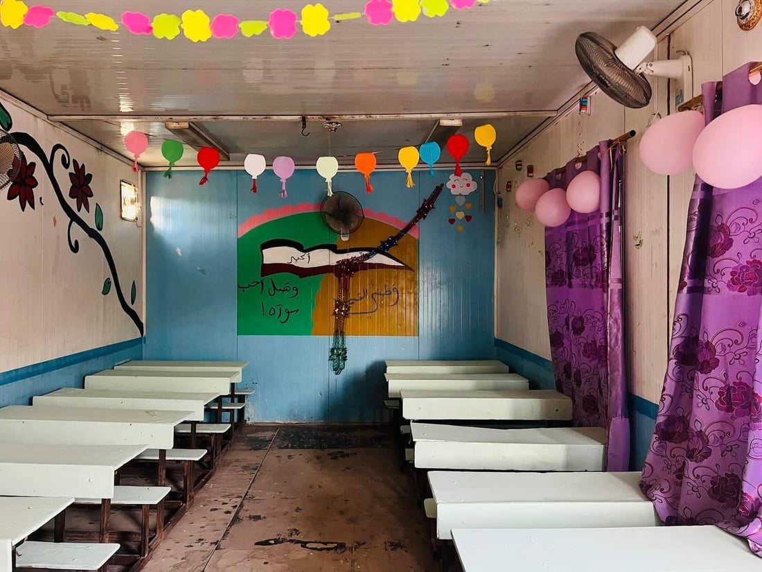 الحداد “عبد العزيز” يصلح الشبابيك والرحلات وينظف المدارس بالمجان (صور)