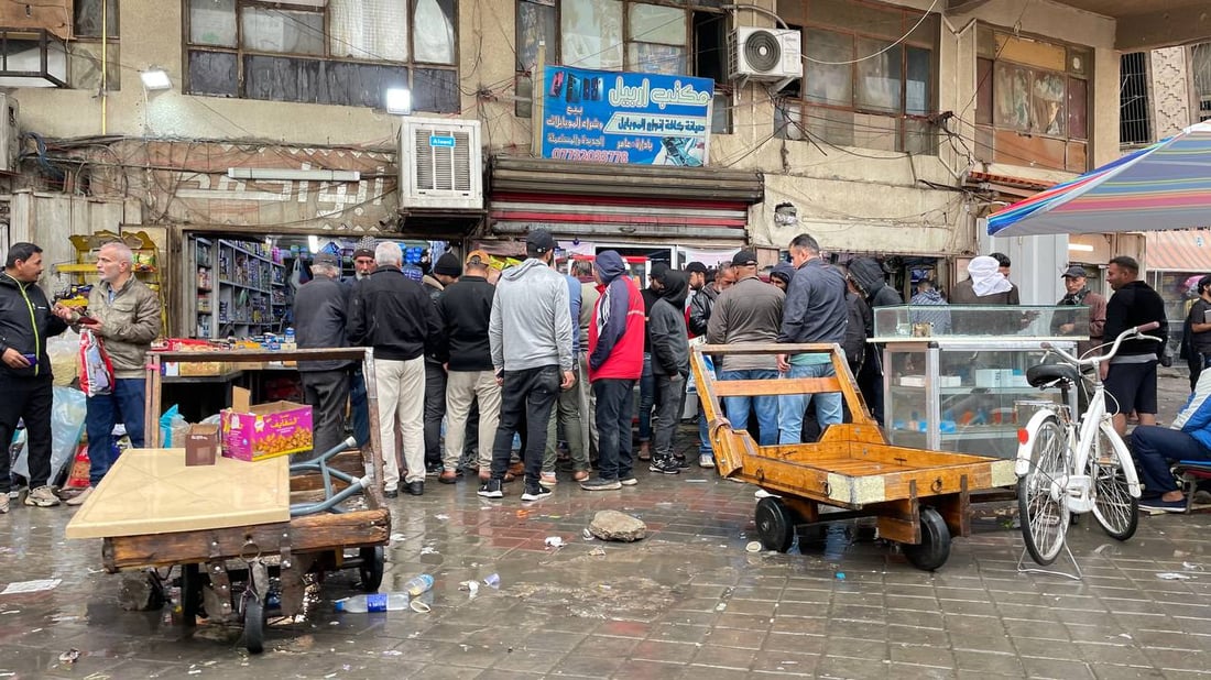 صور من حياة الشارع في بغداد: اليوم الأول لارتداء “القمصلة” وحمل مظلات المطر