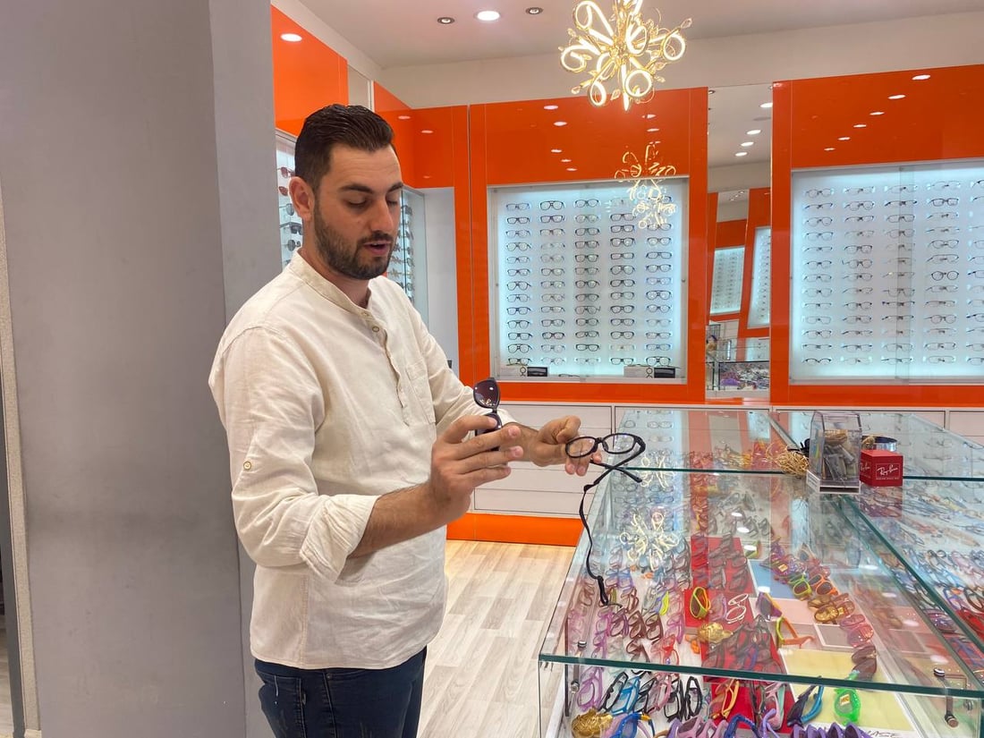 مختبرات بغداد: الطلب على النظارات يتزايد بسبب الهواتف الذكية “وأشعتها الزرقاء”