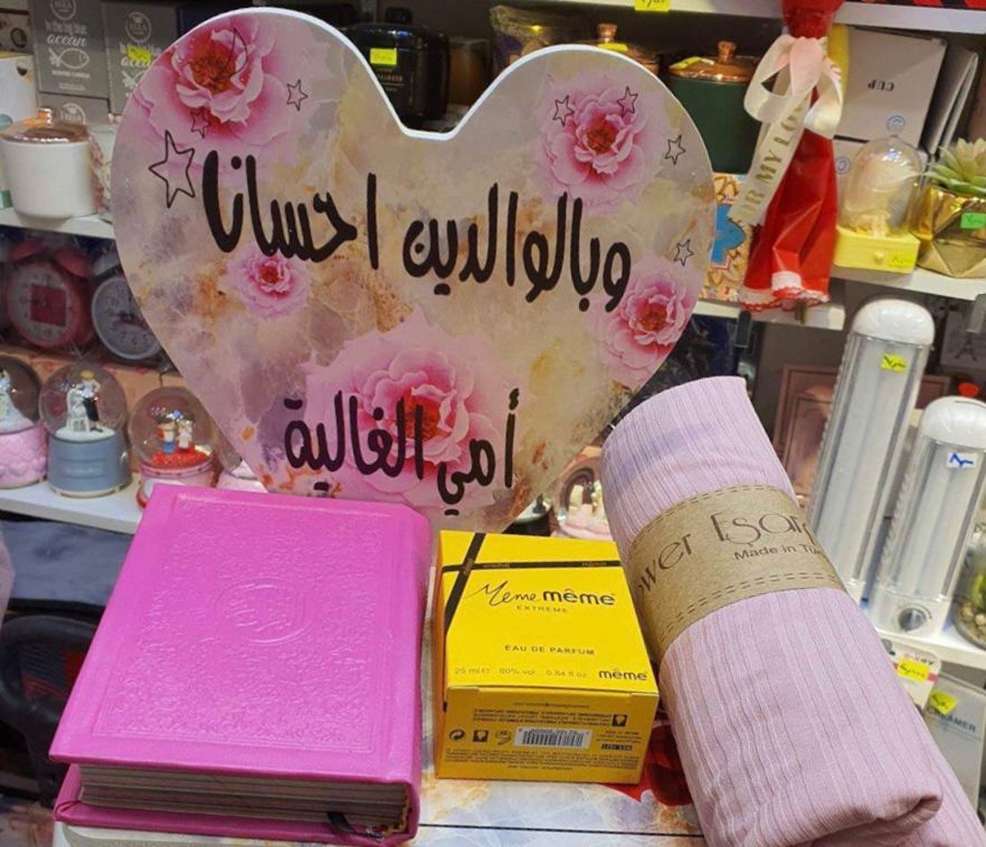 عيد الأم في اليرموك: الورد الكيني يرافق الهدايا.. والمصاحف والقلائد الأكثر طلباً