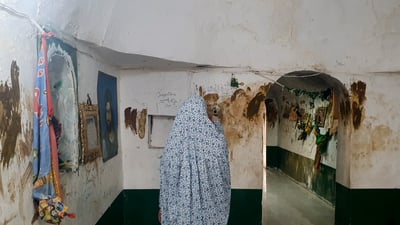 إذا دخل إصبعك في الثقب تتحقق الأماني.. مشاهد من داخل مزار خضر الياس في تلعفر