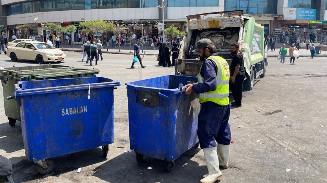 جاء الراتب وانتهى الإضراب.. العمال عادوا للعمل والسليمانية نظيفة من جديد